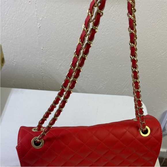 Chiarra Ferretti Italian leather Chic Red Quilted Shoulder Bag with Chain Strap - Picture 7 of 7